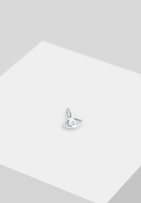 Ciondolo d'argento a forma di occhio con una gemma centrale trasparente. Presenta un design semplice, texture liscia e un piccolo anello per il fissaggio.