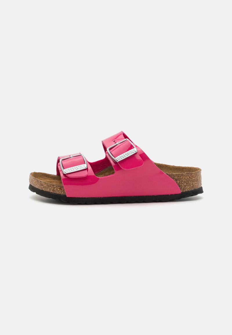 Sandal in pelle verniciata rosa con due cinturini regolabili e fibbie argentate, soletta in sughero e suola in gomma nera.