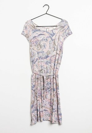 Robe à manches courtes, longueur aux genoux, motif cachemire rose, bleu et beige, taille cintrée, suspendue à un cintre noir sur fond blanc.