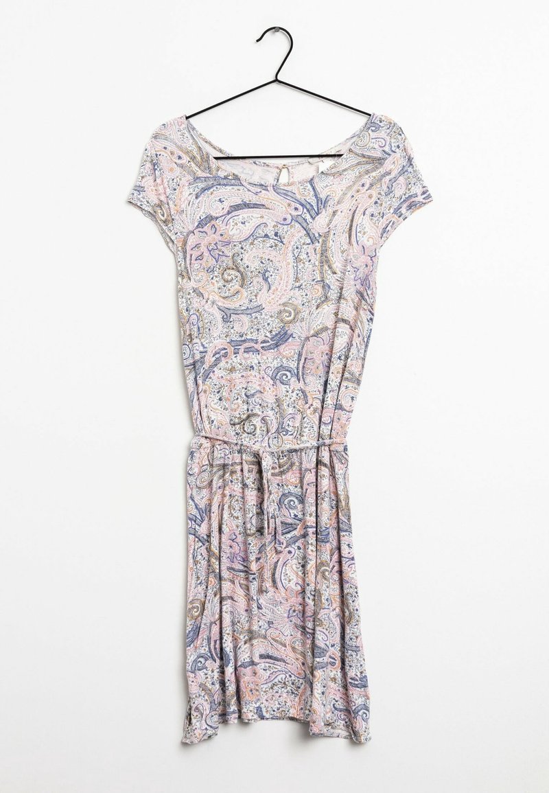 Robe à manches courtes, longueur aux genoux, motif cachemire rose, bleu et beige, taille cintrée, suspendue à un cintre noir sur fond blanc.