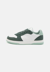 Unselected, open white/green