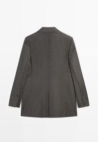 Donkergrijze blazer met krijtstrepen, op maat gemaakt ontwerp, enkelvoudige sluiting, met notch-revers en sluitingen met twee knopen. Gladde textuur.