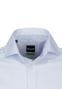 Camicia a righe blu chiaro con colletto classico, chiusura con bottoni e tessuto a pois a contrasto all'interno della banda del colletto.