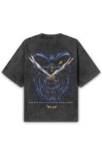 Sort grafisk T-shirt med et kranium og en kapped figur med sværd. Subtil tekstur, oversized pasform og dristigt, farverigt artwork på ryggen.