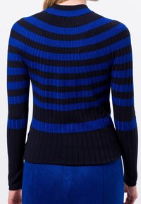 Pletený svetr s dlouhým rukávem s vodorovnými černými a modrými pruhy; žebrovaná textura; vysoký límec; přiléhavý střih; jednobarevná modrá sukně.