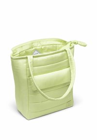 Sac fourre-tout vert clair avec texture rembourrée, fermeture éclair et deux anses. Présente un design à panneaux horizontaux et un détail d'étiquette intérieure.