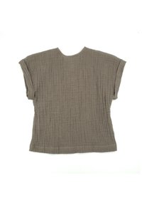 Braunes, strukturiertes Kurzarmoberteil mit lockerer Passform und rundem Ausschnitt. Der Stoff zeigt ein gekräuseltes Muster, das die dezente Textur betont.
