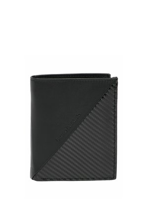 Zwarte bifold portemonnee met gladde en gestructureerde koolstofvezelachtige secties, voorzien van subtiele geperste branding op het voorste diagonale paneel.