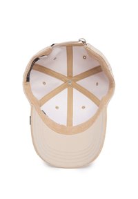 Gorra de béisbol beige con un ala de tejido suave, un forro interior liso y agujeros de ventilación. El interior tiene una forma circular y no tiene logotipos.