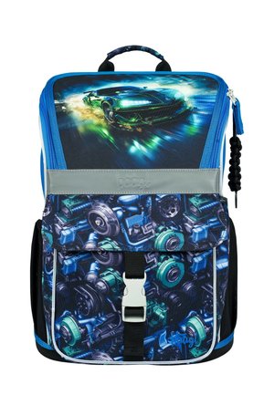Zaino blu con un'immagine di una macchina da corsa sulla parte superiore. Presenta motivi meccanici, un clasp frontale e spallacci imbottiti per il comfort.