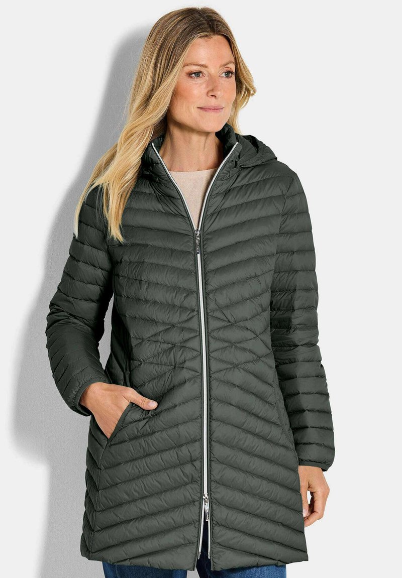 Dunkelgrüne Pufferjacke mit Kapuze, Reißverschluss vorne, langen Ärmeln und gestepptem Design. Inklusive Seitentaschen für Funktionalität.