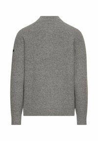 Grau gestrickter Pullover mit geripptem Textur, langen Ärmeln und hohem Kragen. Enthält ein kleines Akzentlogo am linken Ärmel.