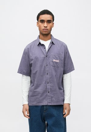 Cămașă cu mâneci scurte, cu nasturi, de culoare violet, prevăzută cu un buzunar la piept. Prezintă un model discret cu dungi verticale și detalii brodate în roz deschis.