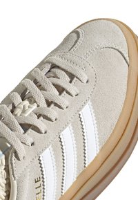adidas Originals GAZELLE BOLD KIDS - Tenisice - white cloud white clear sky