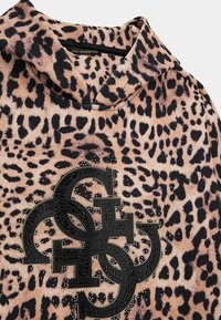 Bluza z kapturem w panterkę z czarnym logo zdobionym kryształkami na miękkiej, teksturowanej tkaninie.