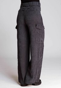 Weite Cargo-Hosen aus geripptem, schiefergrauem Stoff. Mit zwei seitlichen Taschen, einem elastischen Taillenbund und strukturiertem Finish.