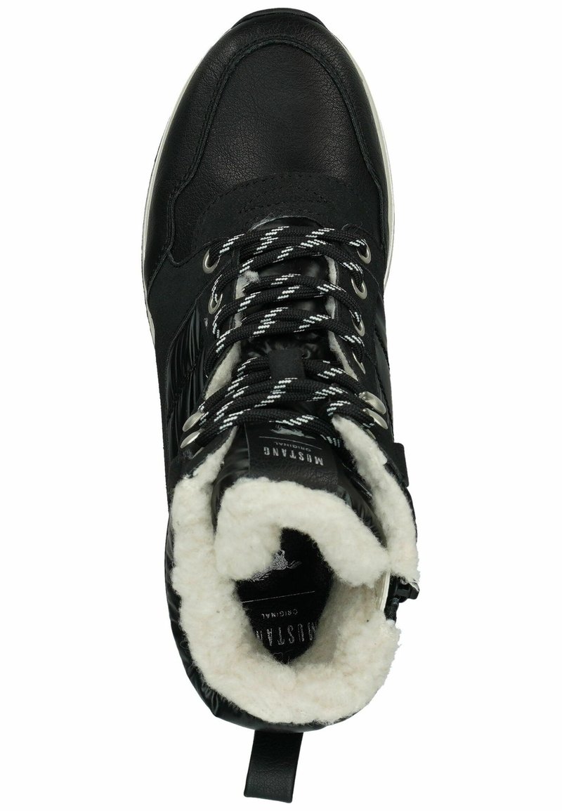 Sorte læder højtop sneakers med hvid kunstpelsforing, sorte og hvide mønstrede snørebånd og sølvøjer.