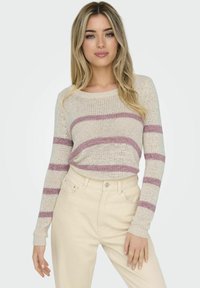 Leichter Strickpullover mit horizontalen rosa Streifen auf einem cremefarbenen Hintergrund, mit rundem Halsausschnitt und langen Ärmeln.