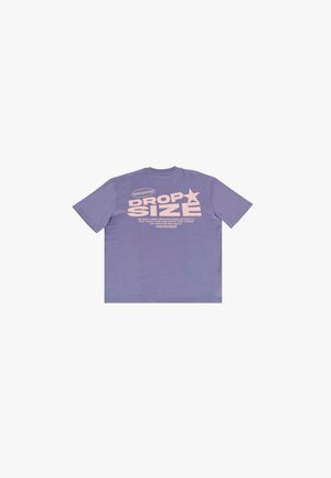 Camiseta de algodón púrpura con mangas cortas, que presenta un gran texto rosa en la parte posterior. El diseño incluye frases y un acento de estrella.