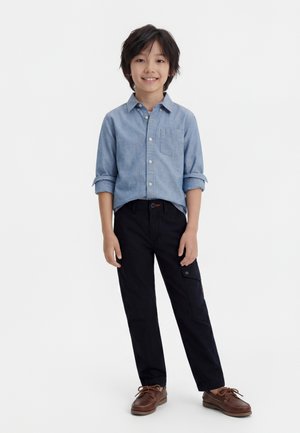 K M ALARIC - Kapsáče - black beauty