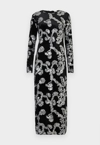 Vestido midi de veludo preto com mangas longas, adornado com bordados de lantejoulas prateadas em forma de flores cobrindo a parte da frente e as mangas.