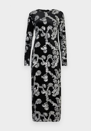 Čierna zamatová midi šaty s dlhým rukávom a striebornou vyšívanou kvetinovou aplikáciou pokrývajúcou prednú časť a rukávy.