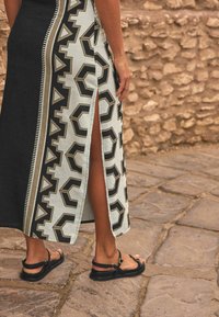 Next TALL REGULAR FIT - Maksikleit - black white