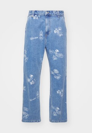 Lichtblauwe denim jeans met een rechte pijp. Versierd met verschillende witte grafische afdrukken en logo's overal.