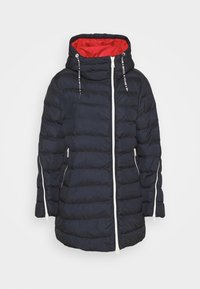 Granatowa pikowana kurtka puchowa z czerwoną podszewką kaptura, białym zamkiem błyskawicznym z przodu, kieszeniami na zamek i ściągaczami kaptura z napisem.