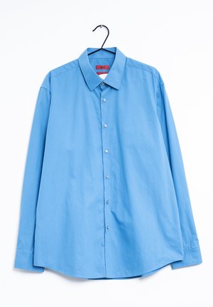 Hellblaues Button-Up-Hemd aus glattem Stoff, mit klassischem Kragen, langen Ärmeln und sechs Knöpfen auf der Vorderseite.