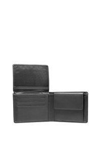 Sort læderpung med en bifold design, der har kortlommer og en sidelomme, glat tekstur og minimalistisk konstruktion.