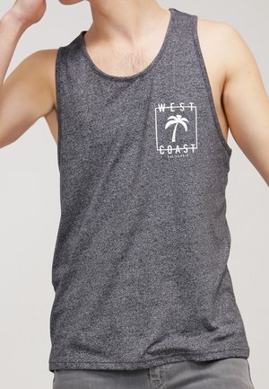 Mann in einem grauen ärmellosen Tanktop mit dem Aufdruck "West Coast California" und einem Palmen-Graphic auf der Brust.