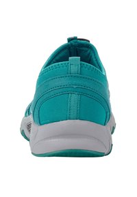Chaussure de sport teal avec un collier rembourré, un tissu lisse et une semelle en caoutchouc blanche. Dotée d'un petit tirant au talon pour un enfilage facile.
