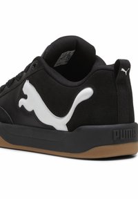 Baskets noires avec dessus texturé, semelle en caoutchouc et logo Puma blanc. Elles présentent un design à lacets et un col rembourré pour plus de confort.