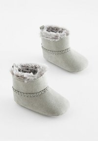 Bottes en daim gris avec une douce doublure en fausse fourrure. Présente un détail cousu autour de la semelle intermédiaire et une petite boucle à l'arrière pour un enfilage facile.