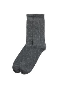 Calcetines gris oscuro fabricados con un tejido texturizado que presenta un pequeño patrón repetido en gris claro a lo largo. De longitud estándar con los dedos reforzados.