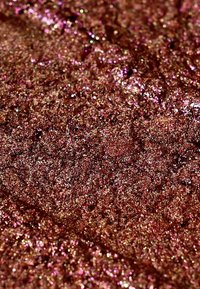 Bronzen glitter met een gestructureerd oppervlak, met verschillende maten fonkels in bruin- en tinten roze, wat een sprankelend effect creëert.