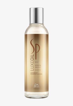 Bottiglia di shampoo Wella Professionals SP Luxe Oil Keratin Protect con etichetta dorata e tappo argentato, formula detergente leggera e lussuosa.