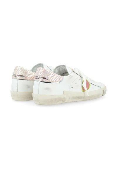 Sneakers bianchi in pelle con accenti rosa iridescenti, motivi verdi sui lati, suola piatta e segni di usura leggeri sulla suola e nelle aree delle punte.