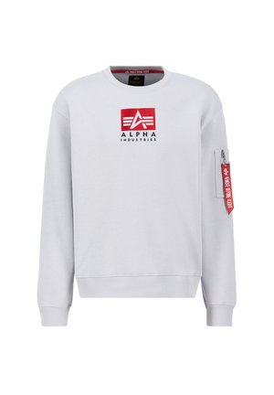 Witte sweatshirt met een ronde hals, voorzien van een rood en blauw logo op de borst en een ritszak op de arm met een rood label.