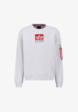 Witte sweatshirt met een ronde hals, voorzien van een rood en blauw logo op de borst en een ritszak op de arm met een rood label.