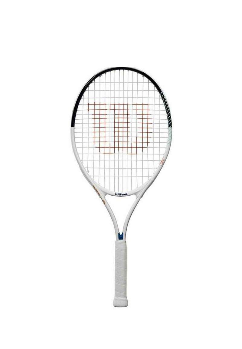 Witte tennisracket met een ronde kop, zwarte en zilveren accenten, en een gestructureerde grip, gekenmerkt door een rasterpatroon met het 'Wilson' logo in oranje.