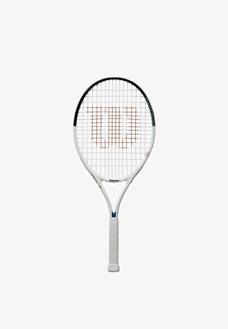 Witte tennisracket met een ronde kop, zwarte en zilveren accenten, en een gestructureerde grip, gekenmerkt door een rasterpatroon met het 'Wilson' logo in oranje.