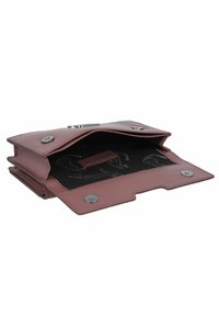 Portafoglio in pelle rosa con finitura liscia, caratterizzato da un design pieghevole, chiusure a pressione e un interno in tessuto nero con motivo.