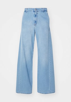 Jean large bleu clair en denim, avec une taille haute, une fermeture à bouton à l'avant et un design minimaliste sans motifs.