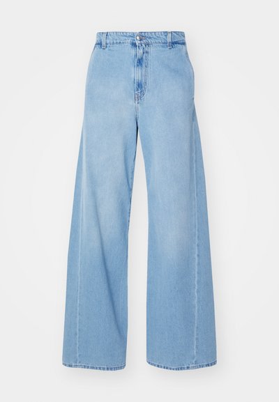 Blugi largi de culoare albastră deschisă, confecționați din denim, având talie înaltă, închidere cu buton frontal și un design minimalist fără modele.