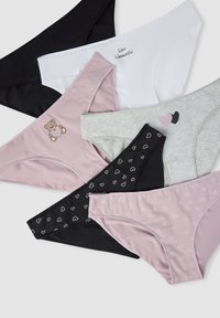 Sei paia di mutande da donna in cotone piegate, disponibili nei colori nero, bianco, grigio e rosa, decorate con cuori, orsetti e la scritta "L'amore è bello".