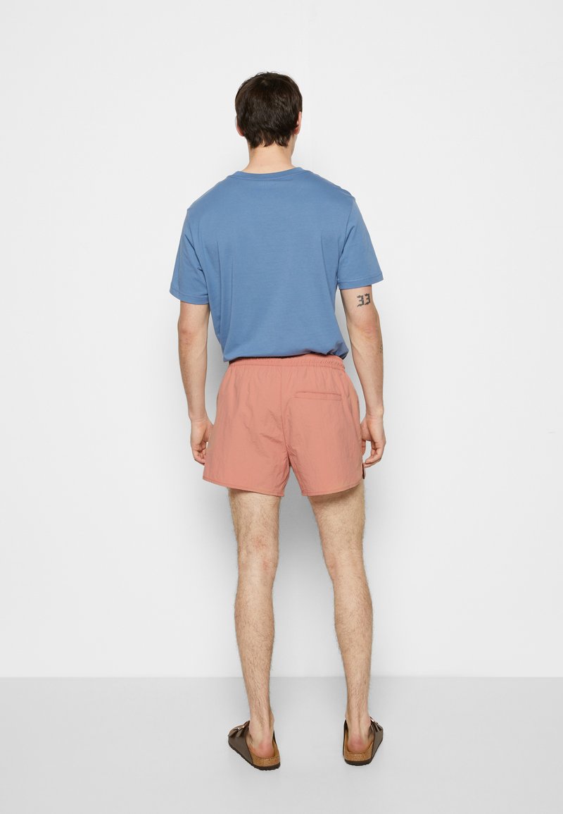 Herren Trainingsanzüge | Weekday TAN STRUCTURE SWIM Shorts dusty red/rot - JI22014 Herren Trainingsanzüge | Weekday TAN STRUCTURE SWIM Shorts dusty red/rot - JI22014