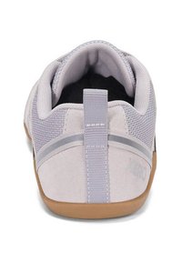 Ljusgrå träningsskor med mocka- och meshmaterial, som har en bakre flik, gummisula och subtil grå randdetalj.
