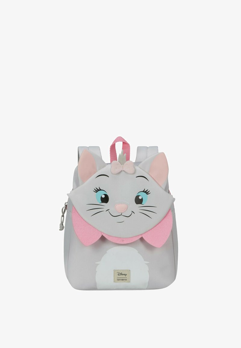 Sac à dos gris en forme de chat avec des oreilles roses et un nœud. Présente un visage souriant, un tissu texturé et une étiquette en bas.